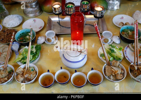 Chua Tu un tempio buddista. Padre altare. Offerte vegetariane. Saint-Pierre en Faucigny. La Francia. Foto Stock