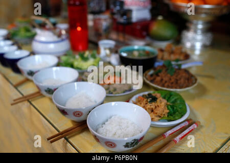 Chua Tu un tempio buddista. Padre altare. Offerte vegetariane. Saint-Pierre en Faucigny. La Francia. Foto Stock