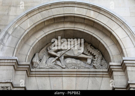 Saint-Pierre de Neuilly chiesa cattolica. Neuilly, Francia. Timpano. San Giorgio che uccide il drago. Foto Stock