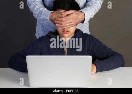 12-anno-vecchio ragazzo vietato a guardare un sito internet. Parigi, Francia. Foto Stock