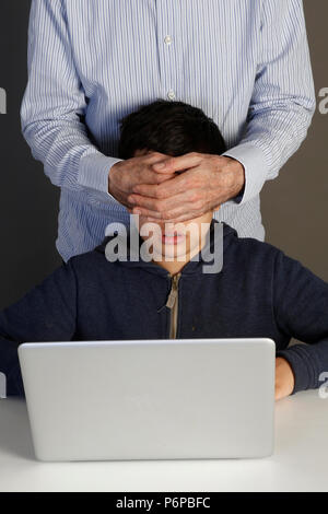 12-anno-vecchio ragazzo vietato a guardare un sito internet. Parigi, Francia. Foto Stock