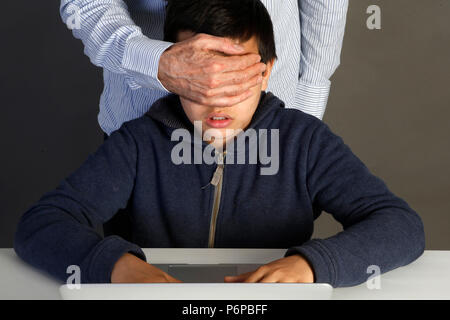 12-anno-vecchio ragazzo vietato a guardare un sito internet. Parigi, Francia. Foto Stock