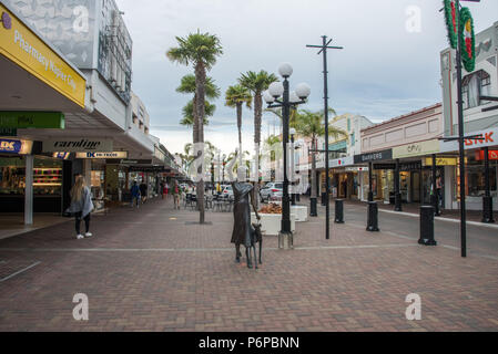 Napier,l'isola nord,Nuovo Zealand-December 15,2016: turisti shopping nel centro commerciale con la donna e cane scultura in art deco Napier, Nuova Zelanda Foto Stock