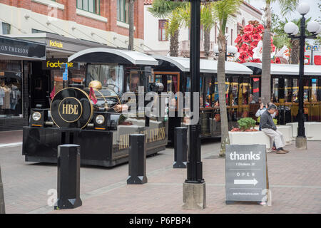 Napier,l'isola nord,Nuovo Zealand-December 15,2016: Hawkes Bay Express treno touring con persone in downtown art deco Napier, Nuova Zelanda Foto Stock