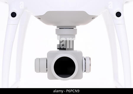 Close up della fotocamera di piccole dimensioni su una sospensione cardanica del drone su sfondo bianco Foto Stock