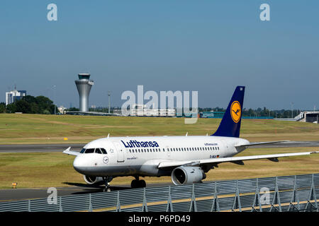 Lufthansa Airbus A319-114 di rullaggio per la partenza all'Aeroporto di Birmingham, UK (D-AILH) Foto Stock