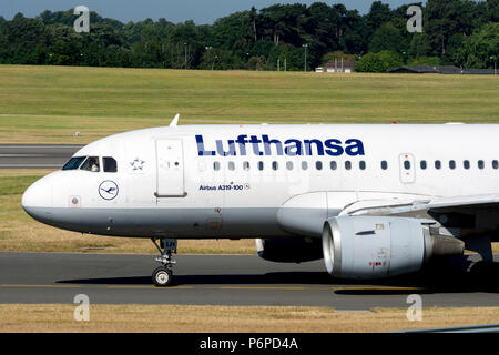 Lufthansa Airbus A319-114 di rullaggio per il decollo all'Aeroporto di Birmingham, UK (D-AILH) Foto Stock