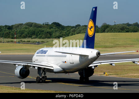 Lufthansa Airbus A319-114 di rullaggio per il decollo all'Aeroporto di Birmingham, UK (D-AILH) Foto Stock