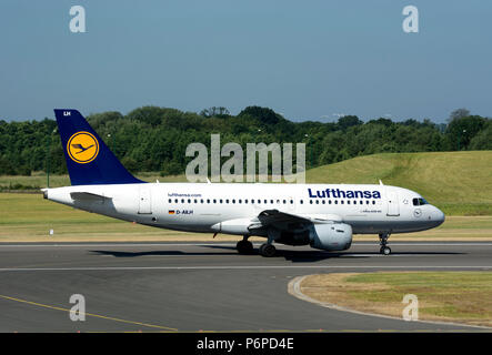 Lufthansa Airbus A319-114 pronto al decollo all'Aeroporto di Birmingham, UK (D-AILH) Foto Stock