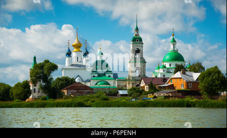 Vista sul monastero Spaso-Yakovlevsky complesso dal lago Nero si trova a Rostov, Russia Foto Stock