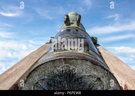 Il vecchio di grosso calibro teste di cannone al cielo blu. Cannone decorativo su sfondo blu. Campo storico-gun presso il Cornwallis fortezza. Foto Stock