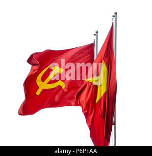 La bandiera rossa con i simboli comunisti di una falce e un hamme.La bandiera rossa con una stella a cinque punte sventola sul palo. Foto Stock
