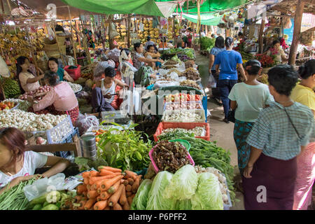 BAGAN, Myanmar, 18 maggio 2018, la gente sul mercato tradizionale con verdura e frutta. Foto Stock