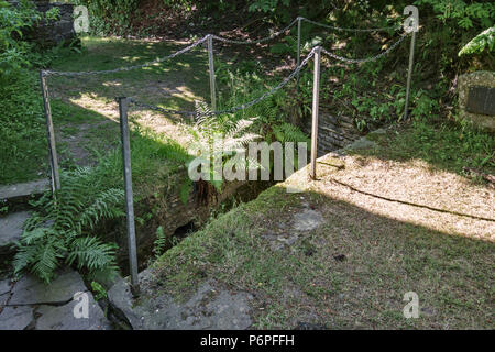 Chiesa di Santa Maria, Pilleth, nei pressi di Knighton, Powys, Wales, Regno Unito. L'antico pozzo santo è detto di avere proprietà curative per gli occhi. Foto Stock