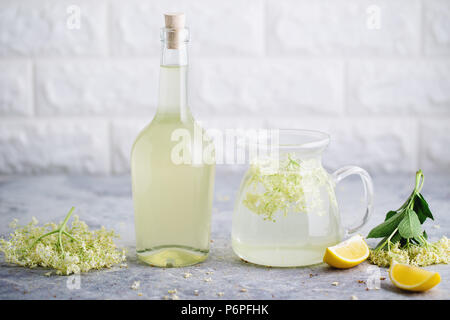 In casa lâ Elderflower limonata con appena raccolto elderflowers. I fiori sono commestibili e possono essere utilizzati per aggiungere sapore e aroma sia per bevande e des Foto Stock