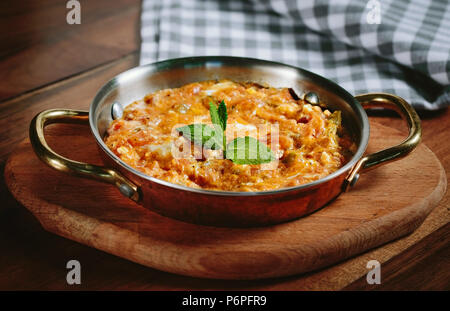 Cibo turco tradizionale menemen fatta da uova e pomodori. Foto Stock