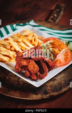 Pollo fritto con spezie cajun e patate Foto Stock