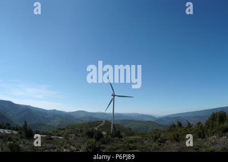 Le turbine eoliche sulle colline Saint-Pons-de-Thomières, Francia Foto Stock