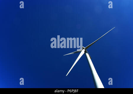 Turbine a vento sulla collina che affaccia su Rotherham Sheffield e vicino Whiston South Yorkshire. Foto Stock