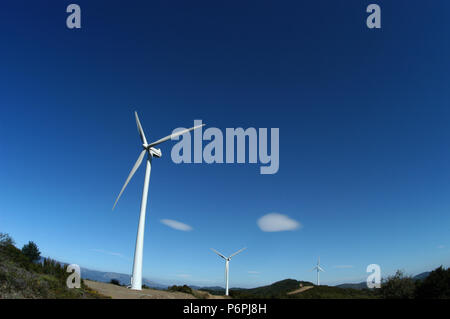 Le turbine eoliche sulle colline Saint-Pons-de-Thomières, Francia Foto Stock