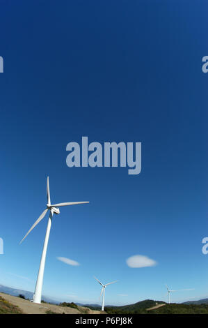 Le turbine eoliche sulle colline Saint-Pons-de-Thomières, Francia Foto Stock