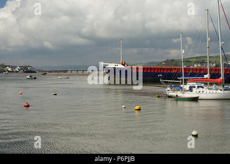 Nave da carico Bon Vivant lasciando Teignmouth porto. (Shaldon bridge può essere visto in background). Foto Stock
