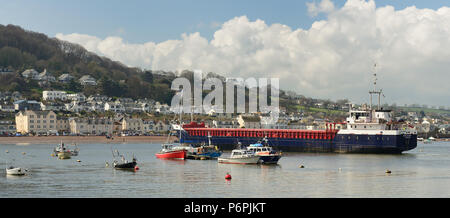 Nave da carico Bon Vivant lasciando Teignmouth harbour, e passando Shaldon. Foto Stock