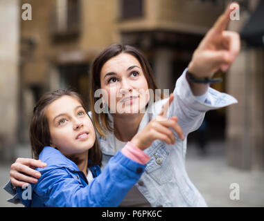 Allegro di puntamento di madre in figlia nuova vista durante il tour Foto Stock