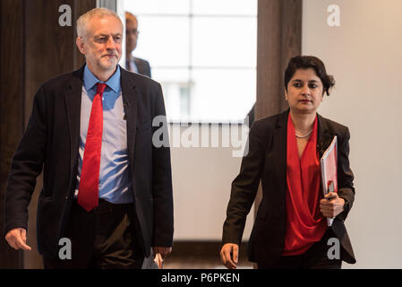 2 Savoy Place, Londra, Regno Unito. Il 30 giugno 2016. Jeremy Corbyn offre un discorso sul Partito Laburista antisemitismo inchiesta conclusioni. Richiesta sedia Chakrab Shami Foto Stock