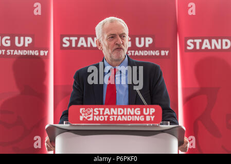 2 Savoy Place, Londra, Regno Unito. Il 30 giugno 2016. Jeremy Corbyn offre un discorso sul Partito Laburista antisemitismo inchiesta conclusioni. Richiesta sedia Chakrab Shami Foto Stock