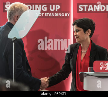 2 Savoy Place, Londra, Regno Unito. Il 30 giugno 2016. Jeremy Corbyn offre un discorso sul Partito Laburista antisemitismo inchiesta conclusioni. Richiesta sedia Chakrab Shami Foto Stock