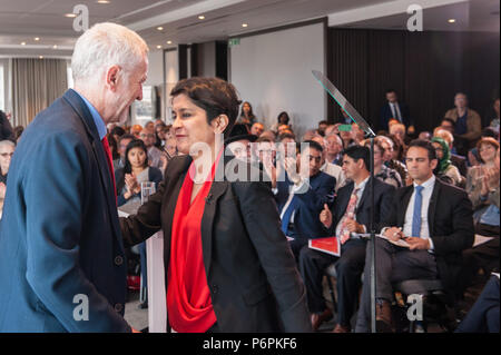 2 Savoy Place, Londra, Regno Unito. Il 30 giugno 2016. Jeremy Corbyn offre un discorso sul Partito Laburista antisemitismo inchiesta conclusioni. Richiesta sedia Chakrab Shami Foto Stock