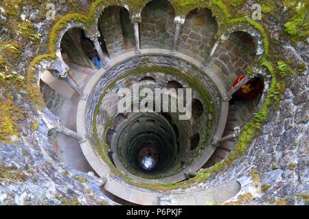 Apertura e di Quinta da Regaleira park a Sintra, Portogallo. Foto Stock