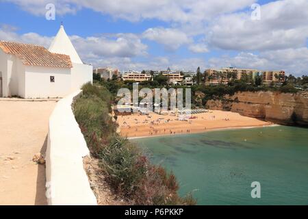 Algarve Portogallo - Senhora da Rocha Beach con cappella bianca. Lagoa comune. Foto Stock