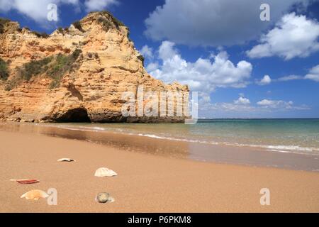 Il Portogallo costa atlantica paesaggio nella regione di Algarve. Praia do Pinhao spiaggia sabbiosa. Foto Stock