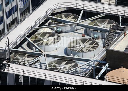 Le bocchette di scarico di industriali di condizionamento aria e unità di ventilazione. Grattacielo roof top in New York, Stati Uniti d'America. Foto Stock