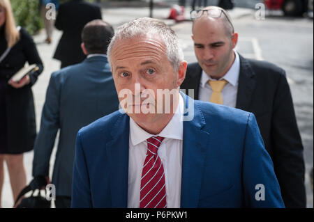 2 Savoy Place, Londra, Regno Unito. Il 30 giugno 2016. La manodopera MP John Mann, che di recente ha chiamato ex sindaco di Londra Ken Livingstone un apologista nazista, arriva a t Foto Stock