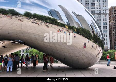 CHICAGO - 26 giugno: visitare la gente del Cloud Gate in Millennium Park a giugno 26, 2013 a Chicago. Con 2,7 milioni di residenti, Chicago è la terza più populou Foto Stock