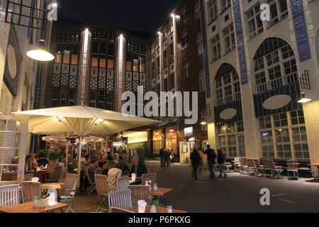 Berlino, Germania - 25 agosto 2014: la gente visita al vecchio Hackesche Hofe a Berlino. L'architettura art nouveau complesso risale al 1906. Foto Stock