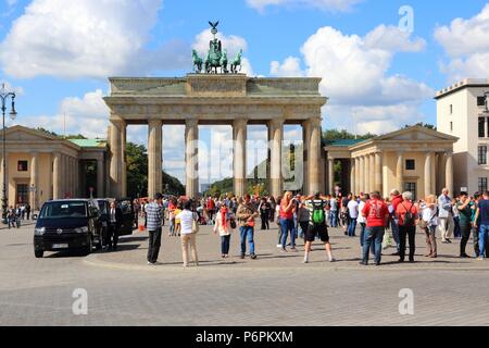 Berlino, Germania - 27 agosto 2014: visitare la gente Porta di Brandeburgo a Berlino. Berlino Germania è la più grande città con una popolazione di 3,5 milioni di euro.