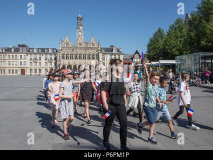 Insegnante di scuola e gli alunni stundents marching sulla vittoria in Europa ve giorno 8 maggio 2018 nella Place de l'Hotel de Ville St Quentin, Aisne, Francia. Foto Stock