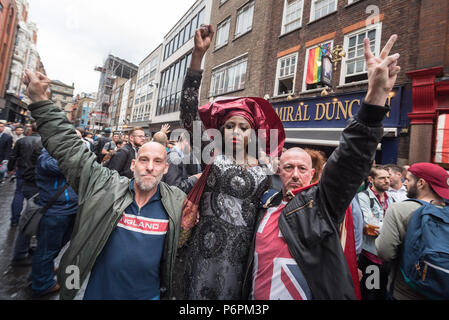 Old Compton Street, Soho, Londra, Regno Unito. Xiii Giugno, 2016. Centinaia di sostenitori assistere ad una veglia in Old Compton Street, Soho, di commemorazione e di SOLIDAR Foto Stock