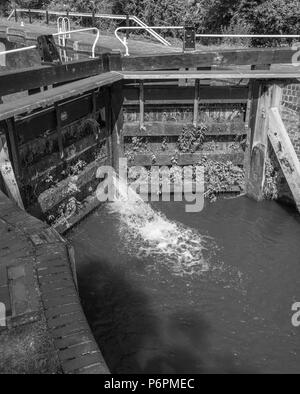 Bloccare i cancelli, Fiume Kennet, Aldermaston Wharf, Berkshire, Inghilterra, Regno Unito, GB. Foto Stock