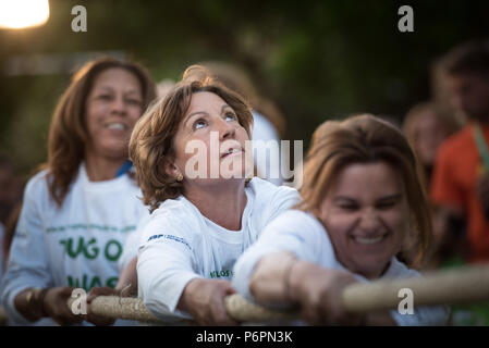 Westminster College Gardens, Londra, Regno Unito. Il 6 giugno, 2016. Squadre di signori e MPs fare battaglia nel trentesimo anno di Macmillan Cancer Support per la casa del Signore Foto Stock