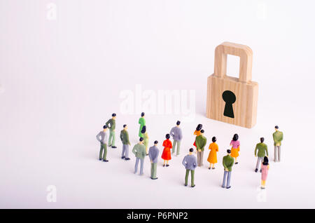 Una folla di gente guarda il lucchetto. Il concetto di sicurezza, cyber-sicurezza e riservatezza dei dati personali degli utenti. La minaccia di attacchi da parte degli hacker hacker, Foto Stock