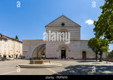 ASSISI, Italia - Agosto 8, 2017: Basilica di Santa Chiara alla Basilica di Santa Chiara in italiano, è una chiesa in Assisi, Italia. Foto Stock