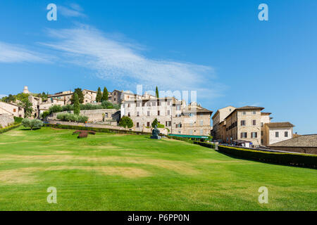 ASSISI, Italia - Agosto 8, 2017: vista panoramica del centro storico di Assisi dalla Basilica di San Francesco di Assisi , Umbria , Italia Foto Stock