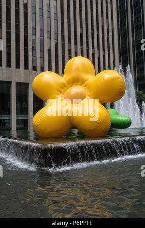 Gonfiabile gigante di fiori in mostra sulla sesta Avenue, New York, Stati Uniti d'America Foto Stock