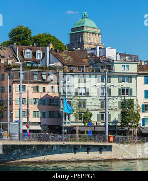 Zurich, Svizzera - 30 Giugno 2018: gli edifici del centro storico della città di Zurigo lungo la Limmat, la torre dell'edificio principale del th Foto Stock