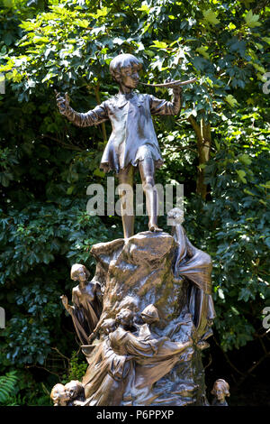 Il bronzo Peter Pan scultura da Sir George Frampton in Hyde Park, London, Regno Unito Foto Stock